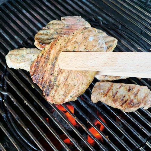 Pince à griller en bois avec décapsuleur