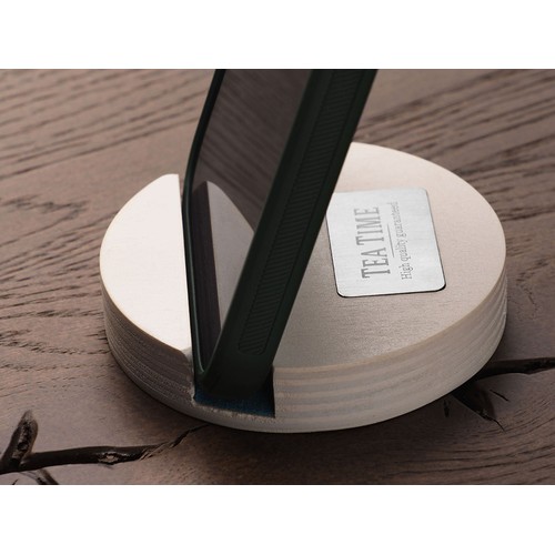 Drewniana podstawka pod telefon