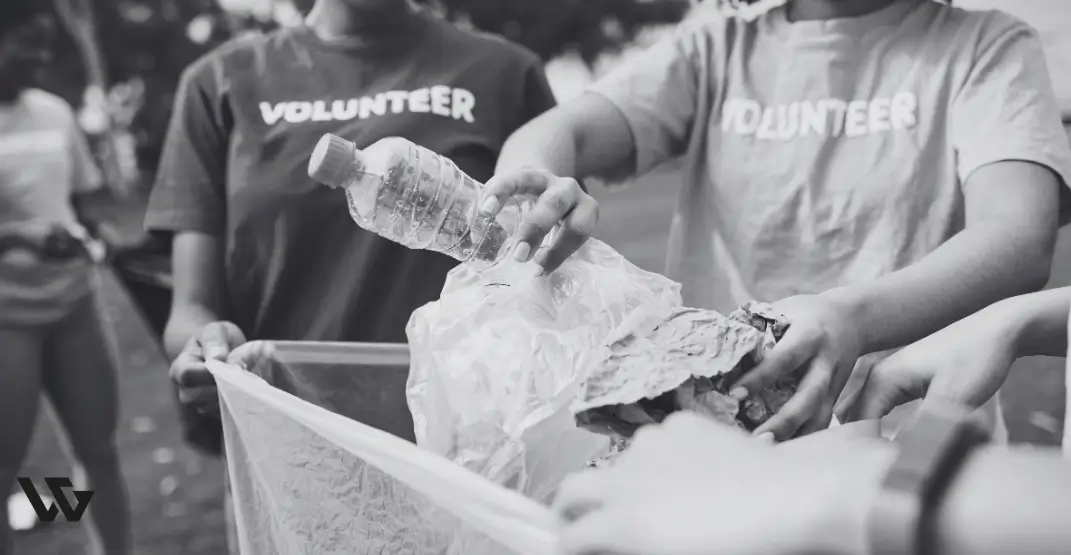 Nachhaltige Giveaways für NGOs Gruppe von Freiwilligen in T-Shirts bei einer Aufräumaktion, Symbolbild für soziales Engagement und unterstützende Giveaways für NGOs und Vereine.