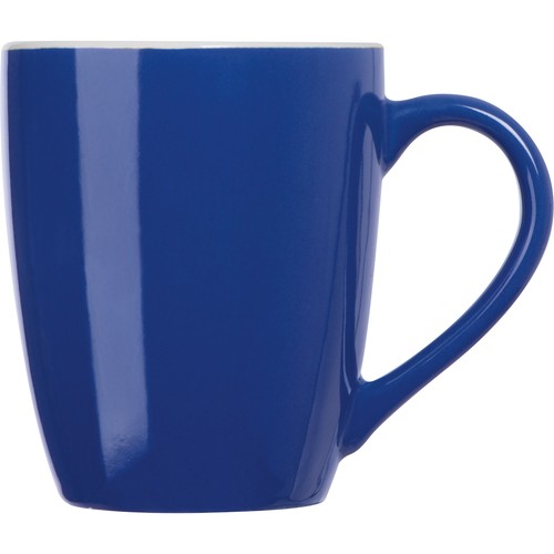 Tasse colorée et intérieur blanc