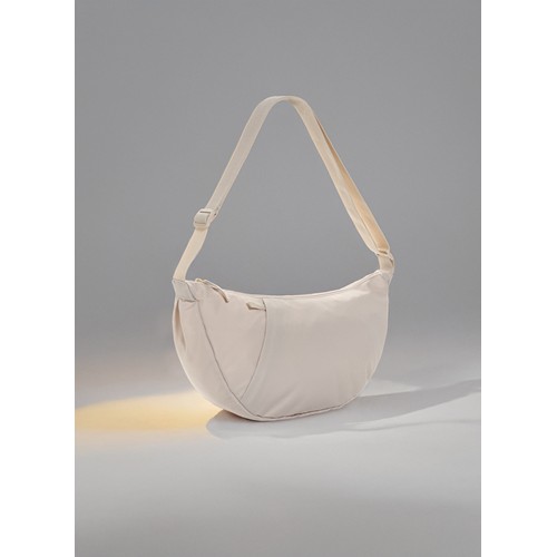 Bolsa bandolera de media luna Crescent XL AWARE™ RPET Bolsa bandolera de media luna Crescent XL AWARE™ RPET
