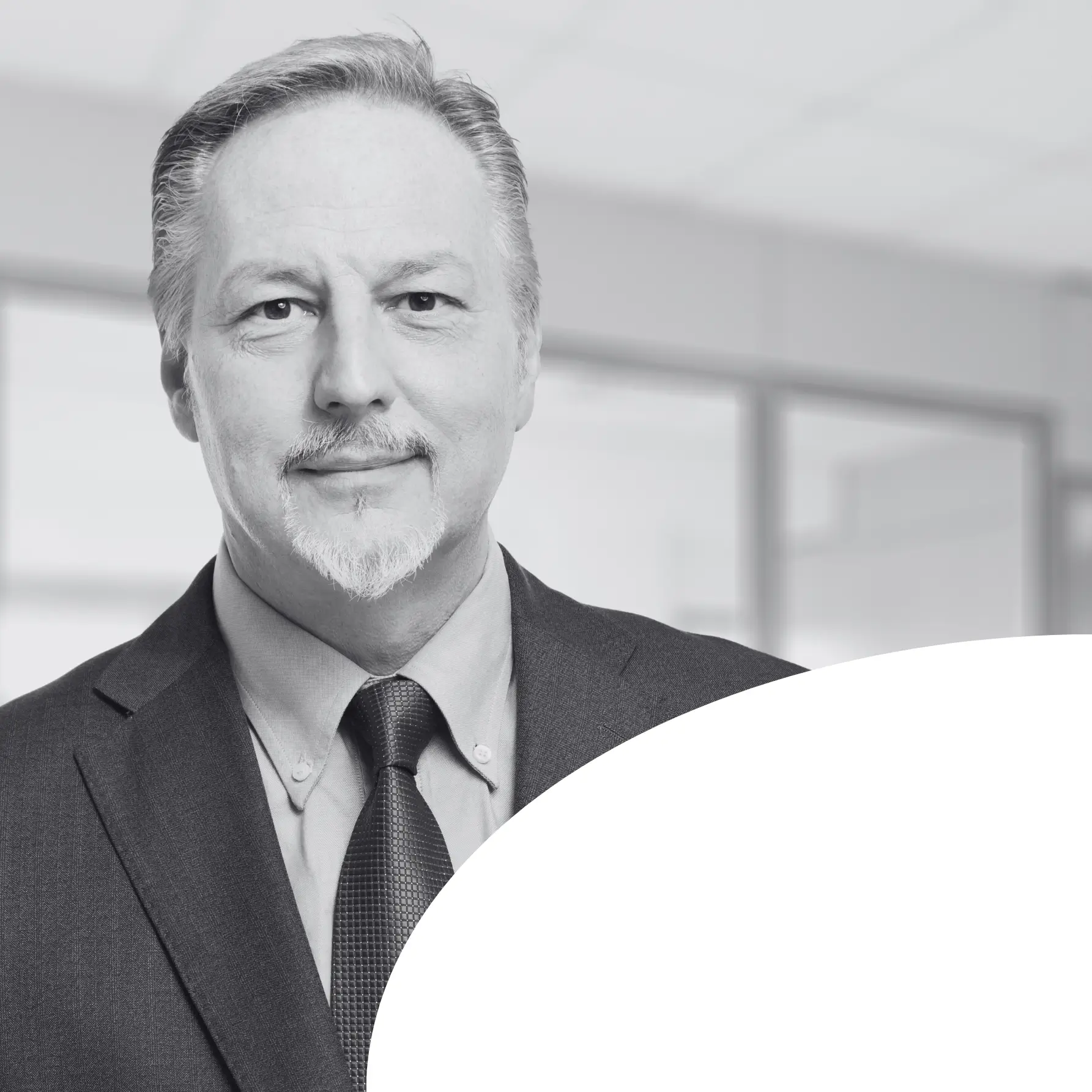 Ihr Experte für Zoll und Import-Abwicklung Porträt eines erfahrenen Import-Experten, steht für Sicherheit bei Zollabwicklung, Qualitätskontrolle und Compliance beim Asien Import.