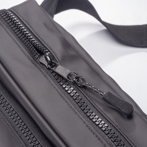 Water resistant polyester waistbag. Front pocket with zipper and adjustable belt Water resistant polyester waistbag. Front pocket with zipper and adjustable belt
