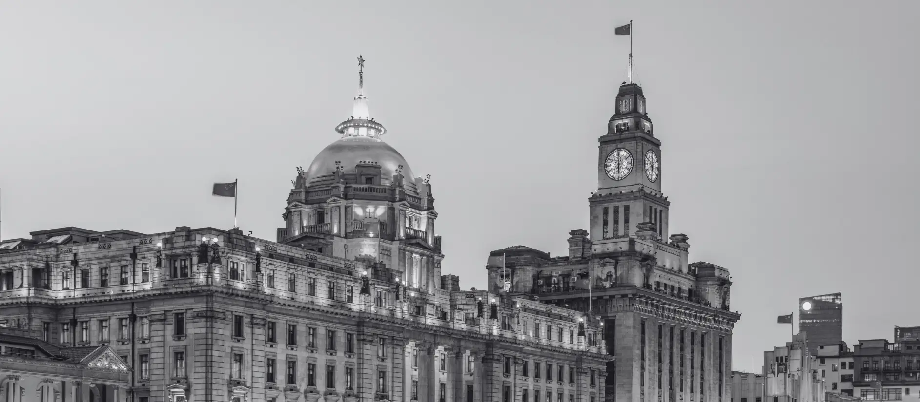 Historisches Regierungsgebäude in China (Shanghai Bund) mit Flaggen in Schwarz-Weiß, Symbol für den Ursprung und die Herkunft beim Werbeartikel Asien Direktimport von Sonderanfertigungen.
