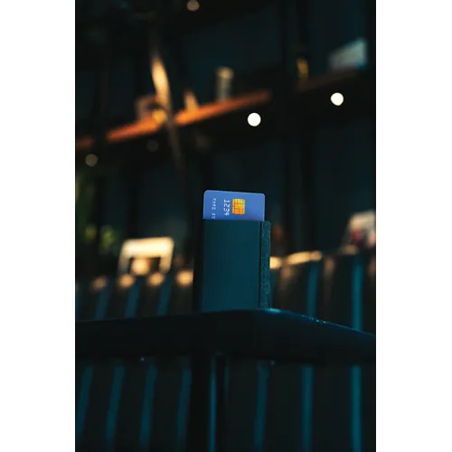 Porte cartes avec géolocalisation en polyester RCS Seekcard Porte cartes avec géolocalisation en polyester RCS Seekcard