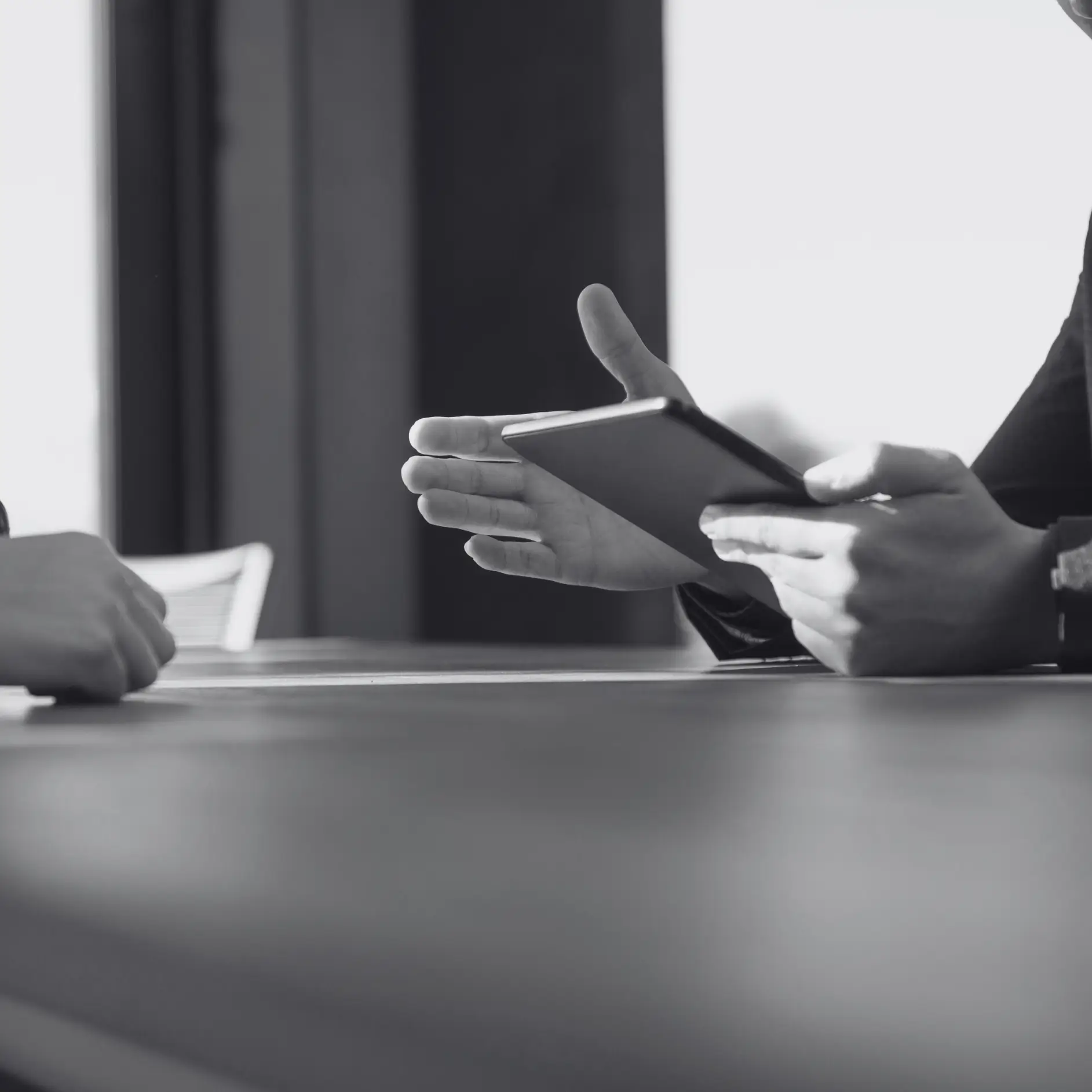 Person_erklaert_die_Werbeartikel_Sonderanfertigung Person_erklaert_die_Werbeartikel_Sonderanfertigung