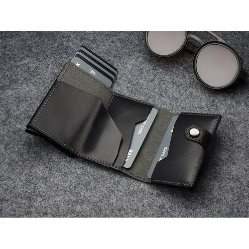 RFID wallet with AirTag pocket