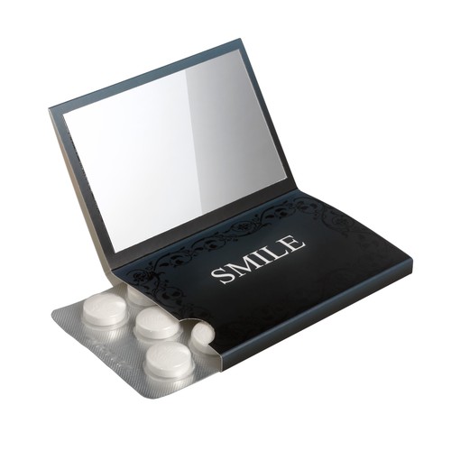 Sleeve with flap, mirror and blister with 10 Compli'mints Sleeve with flap, mirror and blister with 10 Compli'mints