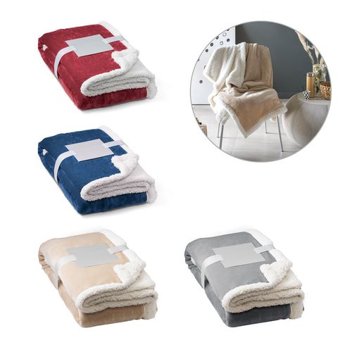 HEIDEN. Coperta reversibile in pile confezionata (190 g/m²) con nastro in raso e cartoncino personalizzabile HEIDEN. Coperta reversibile in pile confezionata (190 g/m²) con nastro in raso e cartoncino personalizzabile