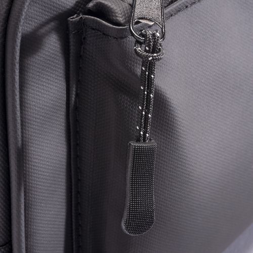 Water resistant polyester waistbag. Front pocket with zipper and adjustable belt Water resistant polyester waistbag. Front pocket with zipper and adjustable belt