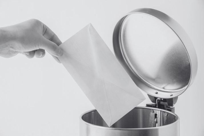 wegwerf_kultur_person_wirft_Brief_weg