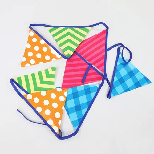 Garland with 4 PVC flags, 21x16 cm, per meter, customizable.