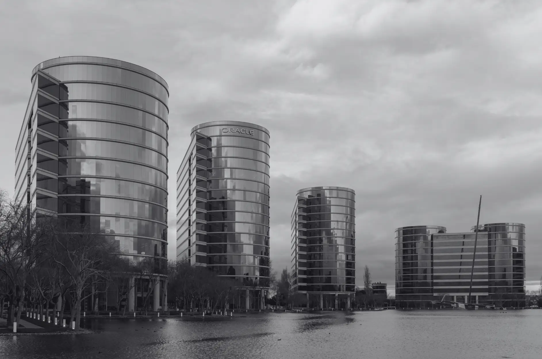 Sonderanfertigungen für Großunternehmen Moderne Bürokomplexe mit verglasten Hochhäusern in Schwarz-Weiß, Symbolbild für Großunternehmen und Konzerne als Zielgruppe für individuelle Werbeartikel Sonderanfertigungen.