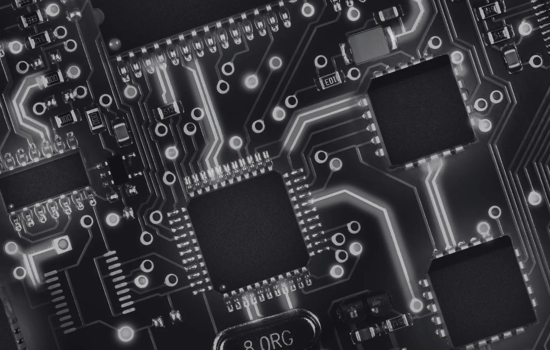 Elektronik Sonderanfertigungen für die GITEX Messe Nahaufnahme einer Computer-Platine in Schwarz-Weiß, Symbolbild für innovative High-Tech Werbeartikel Sonderanfertigungen, ideal für Technikmessen wie die GITEX.
