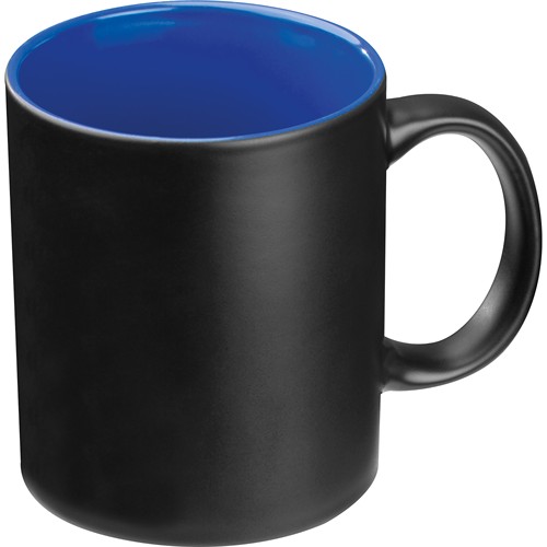 Zwarte beker met gekleurde binnenkant
