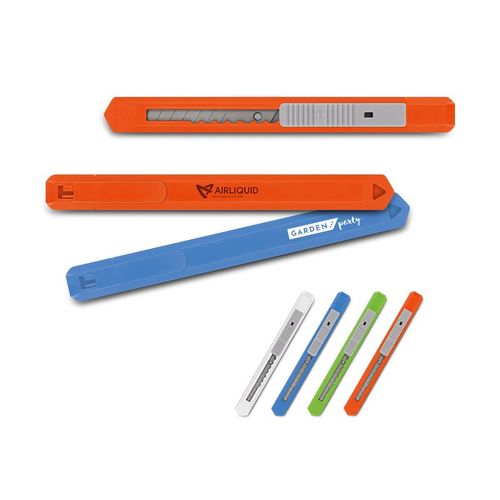 AUTO-RECTRACTING BLADE