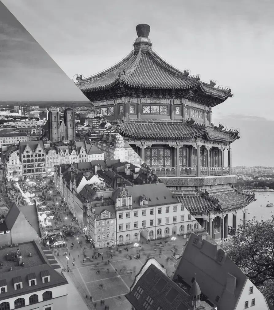 Schwarz-Weiß-Collage, die Asien und Europa verbindet: Oben eine chinesische Pagode, unten ein europäischer Marktplatz, Symbolbild für den direkten Importweg und die Verbindung der Märkte.