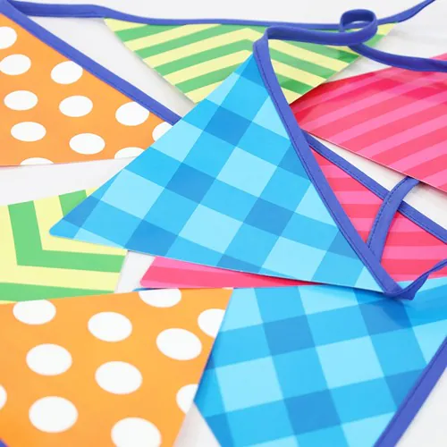 Garland with 4 PVC flags, 21x16 cm, per meter, customizable. Garland with 4 PVC flags, 21x16 cm, per meter, customizable.