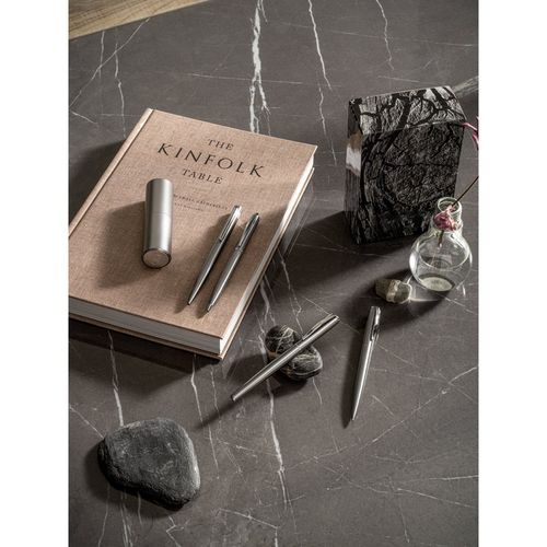 ALEXA. Penna a sfera con corpo in acciaio inossidabile (53% rSS) con clip