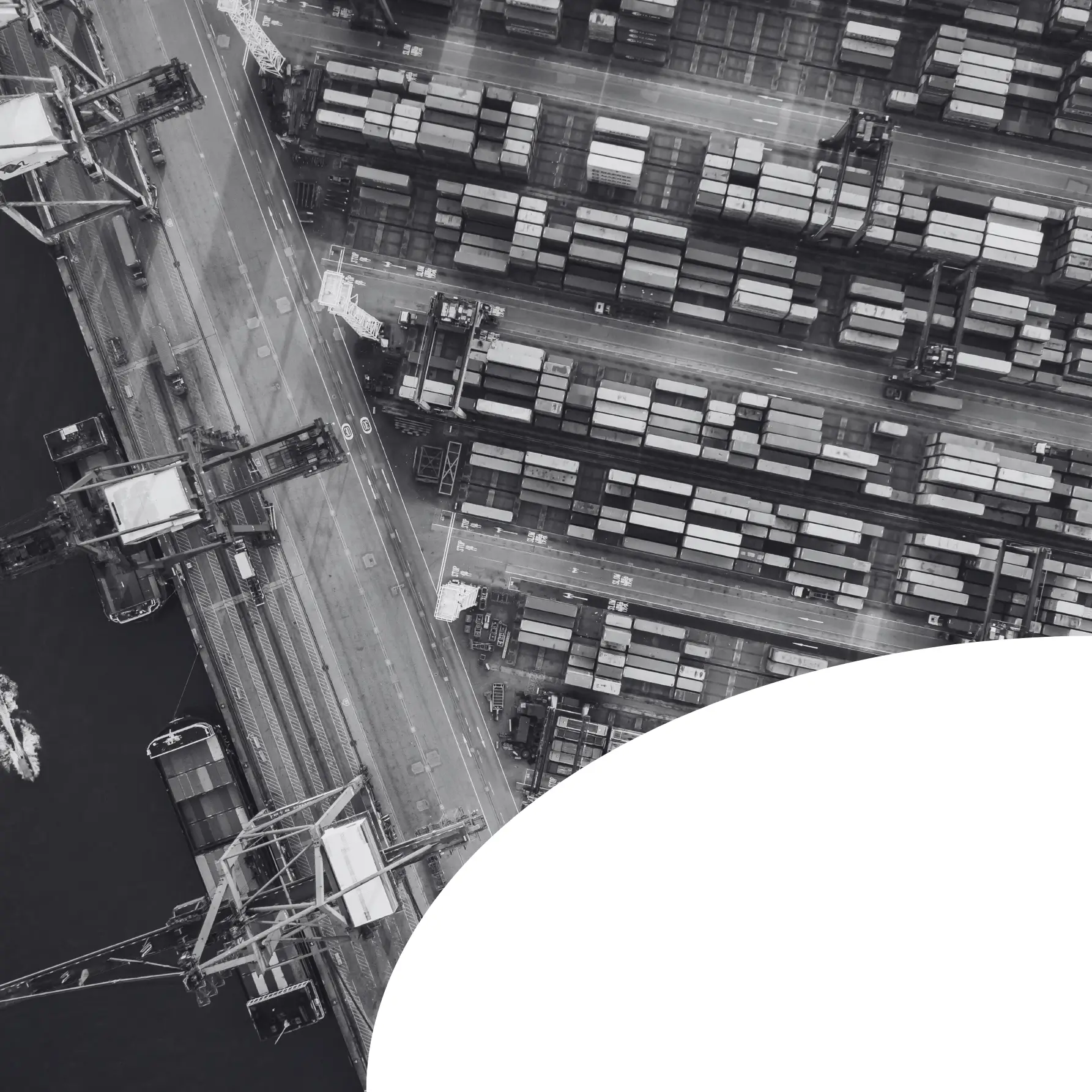 Professionelle Logistik und Seefracht Luftaufnahme eines Containerhafens mit Kränen und Frachtschiffen, Symbol für die logistische Abwicklung von Werbeartikel Asien Direktimporten per Seefracht.