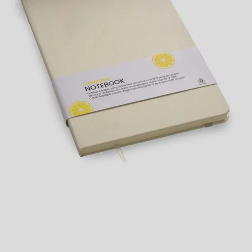 Quaderno con copertina realizzata con i residui di frutta ed elastico di chiusura