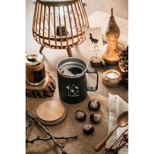 LAUDA. Mug in 90% recycled stainless steel with bamboo lid 420 mL LAUDA. Mug in 90% recycled stainless steel with bamboo lid 420 mL