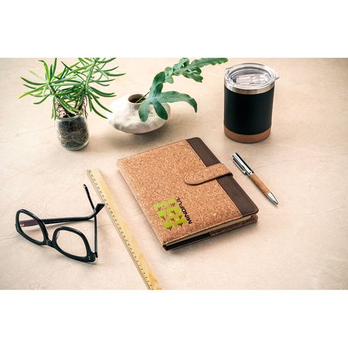 FIELDING. Teczka A5 z korka i poliestru pochodzącego z recyklingu (100% rPET) z wyjmowanym notatnikiem FIELDING. Teczka A5 z korka i poliestru pochodzącego z recyklingu (100% rPET) z wyjmowanym notatnikiem