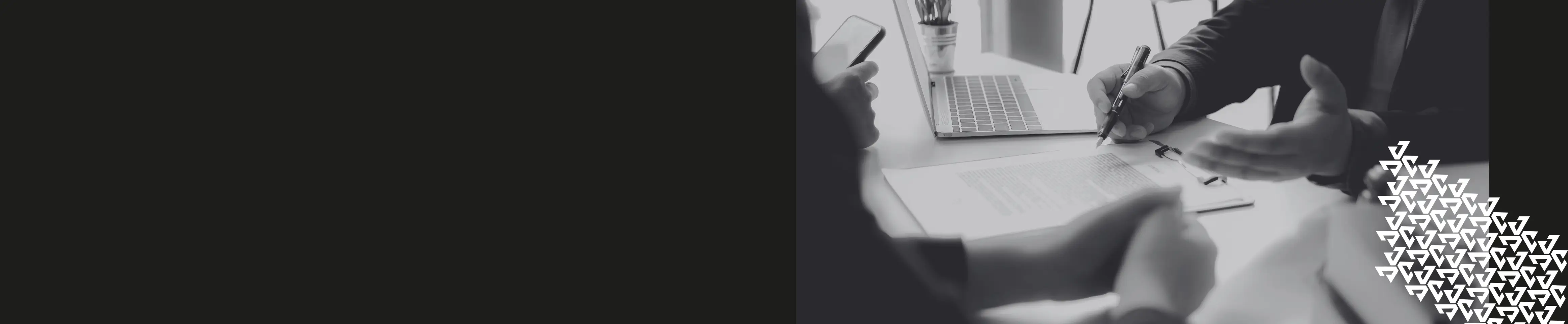 Kostenlose Beratung zu Ihrer Sonderanfertigung Nahaufnahme von Händen bei einem intensiven Beratungsgespräch am Schreibtisch, Symbolbild für die kostenlose Beratung und strategische Planung einer individuellen Werbeartikel Sonderanfertigung.