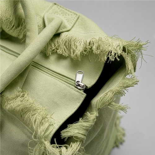 Cotton bag made of 450 g/m2 fabric. Equipped with zip closure and inner pocket