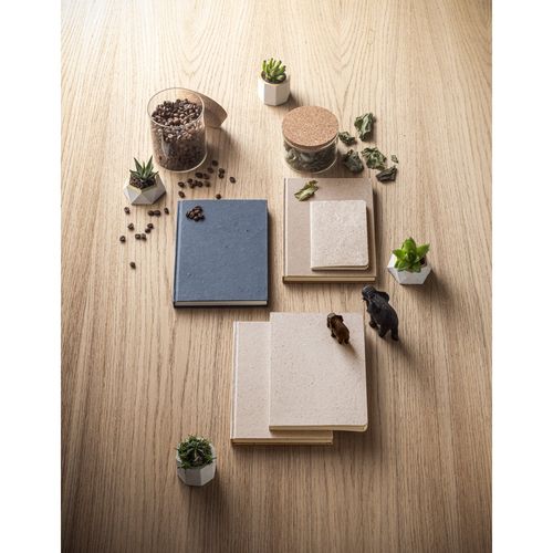 ORGANIC RIGID. Bloc-notes A5 avec couverture rigide fabriquée à partir de matière organique d'éléphant (80%) ORGANIC RIGID. Bloc-notes A5 avec couverture rigide fabriquée à partir de matière organique d'éléphant (80%)