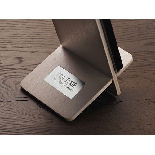 Drewniana podstawka pod telefon