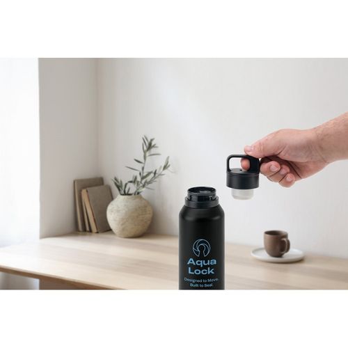 NICKLAUS. Bouteille en acier inoxydable (91% recyclé) avec double paroi isolée sous vide 590 mL