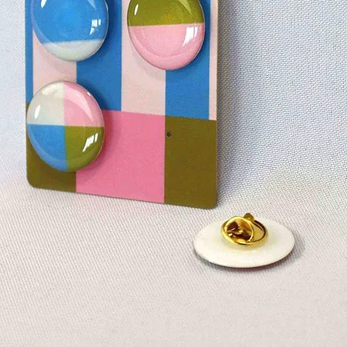 Cartela con 4 pins de epoxi personalizables de 2x2 cm