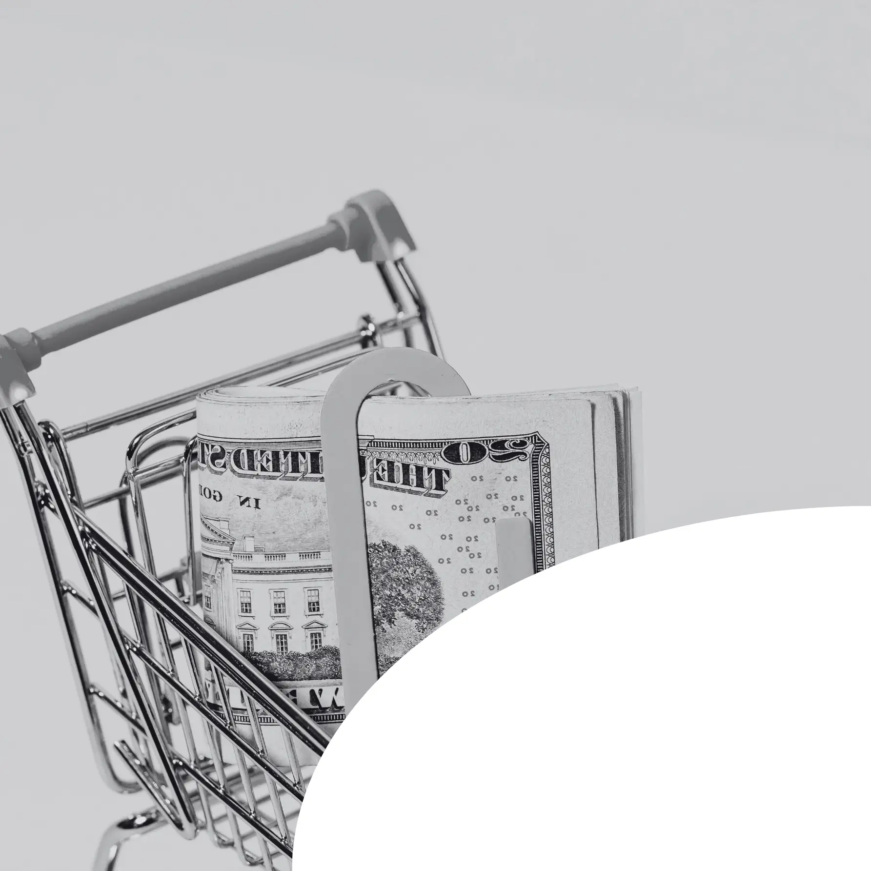 Kostenvorteile durch Direktimport sichern Einkaufswagen gefüllt mit Geldscheinen, visualisiert die signifikante Kostenersparnis und Preisvorteile beim Werbeartikel Asien Direktimport bei großen Mengen.