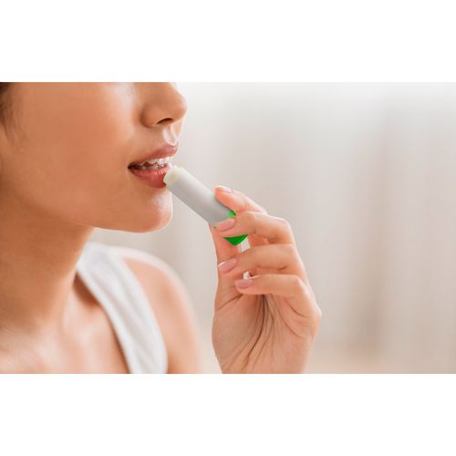 JOLIE VEGAN. Vegan lippenbalsem, in gerecycled ABS (100% rABS) en PP, met vanillearoma JOLIE VEGAN. Vegan lippenbalsem, in gerecycled ABS (100% rABS) en PP, met vanillearoma