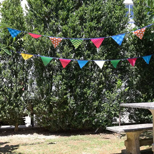Garland with 4 PVC flags, 21x16 cm, per meter, customizable. Garland with 4 PVC flags, 21x16 cm, per meter, customizable.