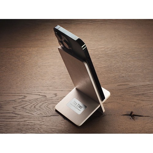 Drewniana podstawka pod telefon