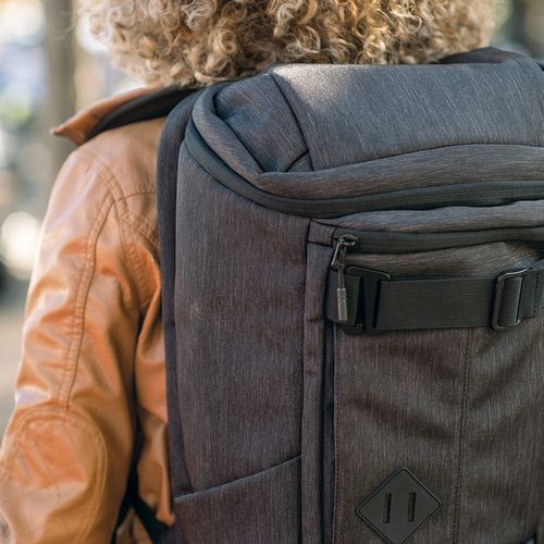 Zaino Paso 20L in rPET. Loops inferiori. Per laptop 17" Zaino Paso 20L in rPET. Loops inferiori. Per laptop 17"