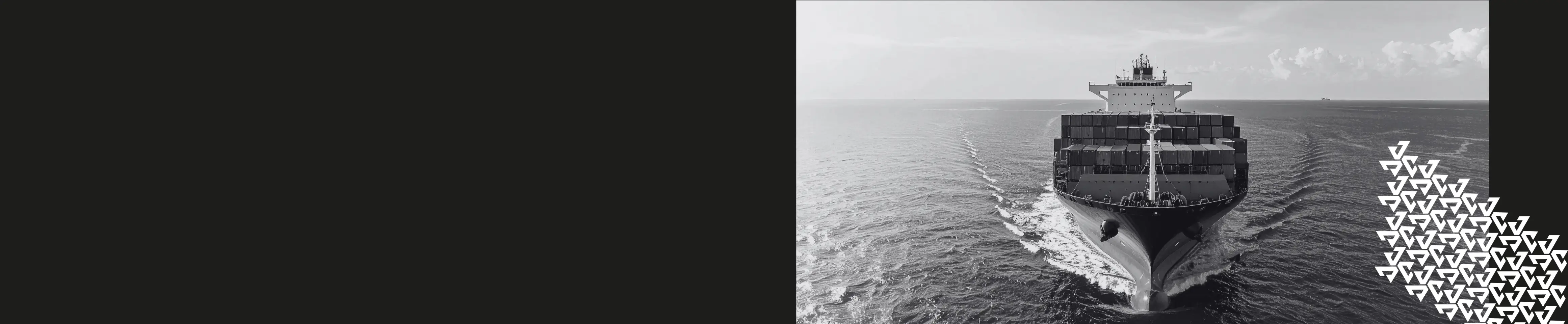 Kosteneffizienter Asiendirektimport per Schiff Großes Containerschiff voll beladen auf dem Ozean, visualisiert den kosteneffizienten Transportweg für eine großvolumige Werbeartikel Sonderanfertigung per Asiendirektimport.