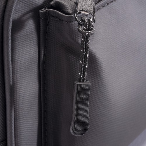 Water resistant polyester waistbag. Front pocket with zipper and adjustable belt Water resistant polyester waistbag. Front pocket with zipper and adjustable belt