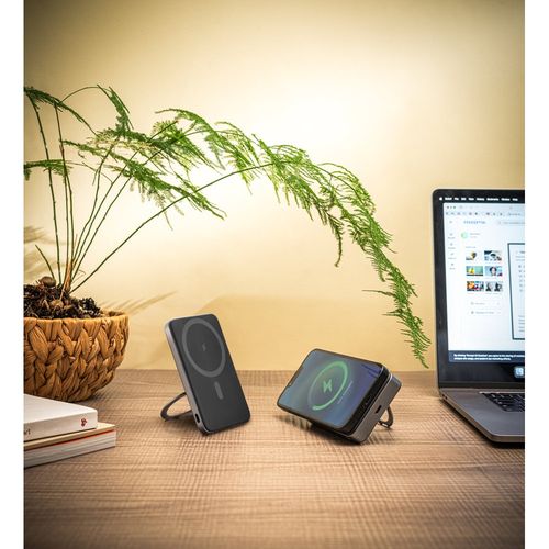 WARSHEL 10. Batterie nomade magnétique de 10 000 mAh avec chargeur sans fil ultrarapide de 15 W en ABS recyclé (100 % rABS) avec support WARSHEL 10. Batterie nomade magnétique de 10 000 mAh avec chargeur sans fil ultrarapide de 15 W en ABS recyclé (100 % rABS) avec support