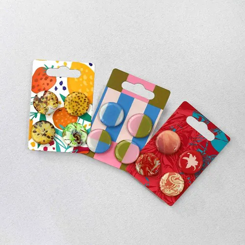 Cartela con 4 pins de epoxi personalizables de 2x2 cm