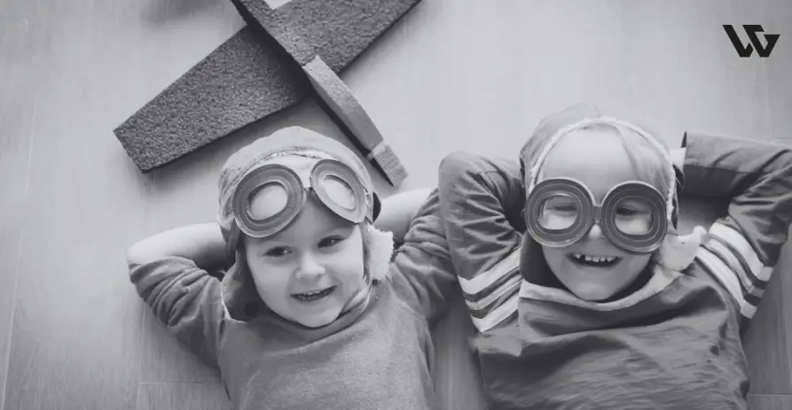 Buntes Sortiment an Spielzeug: Mal-Sets mit Buntstiften, DIY-Badebomben und Holz-Puzzles, ideal geeignet als spielerische Giveaways für Kinder.