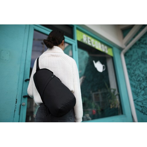 Bolsa bandolera de rPET Renew AWARE™