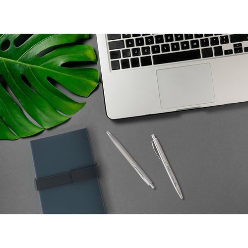 DOOLI. Stylo à bille en acier inoxydable (53 % recyclé), avec corps brillant