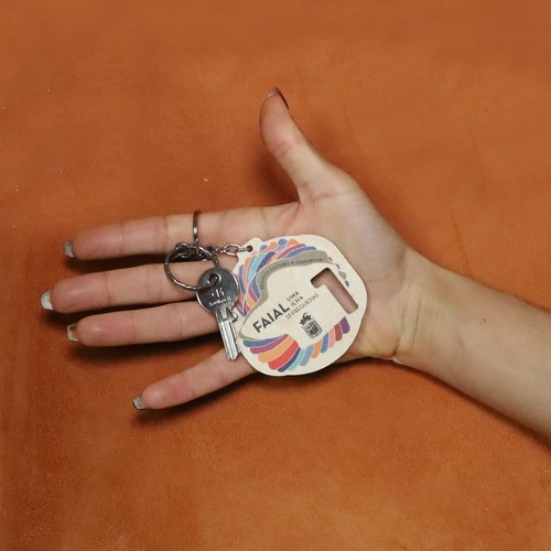 WOODEN KEYRING WITH CUSTOMIZABLE CHAIN WOODEN KEYRING WITH CUSTOMIZABLE CHAIN