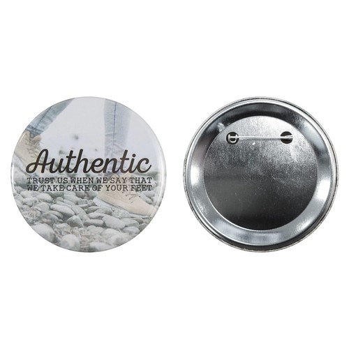 Metalen button 75mm met dubbel gezekerde speld Metalen button 75mm met dubbel gezekerde speld