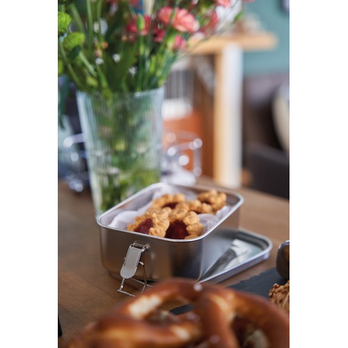 Aluminum lunch box with closure