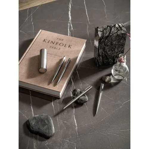 ALEXA. Stylo à bille avec corps en acier inoxydable (53% rSS) et clip ALEXA. Stylo à bille avec corps en acier inoxydable (53% rSS) et clip