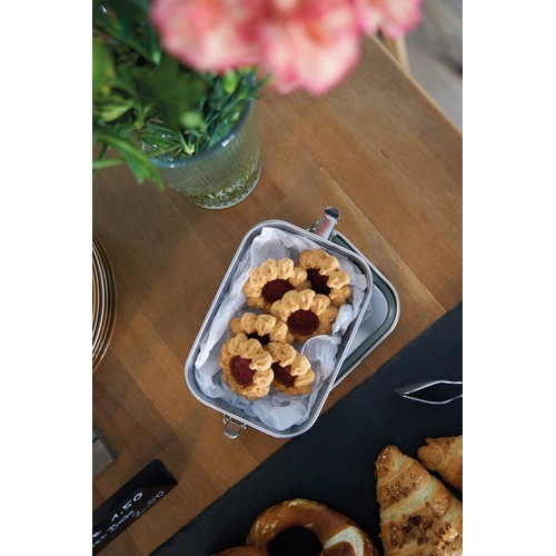 Aluminum lunch box with closure